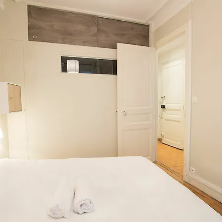 Designer - Eiffel Tower Apartman
